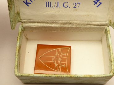 Kleine Plakette Bernstein mit Schachtel "Kriegsweihnacht 1941 III./J.G.27"