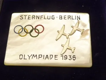 Badge "Sternflug - Berlin Olympiade 1936" in a case