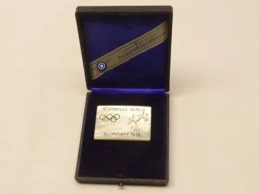 Badge "Sternflug - Berlin Olympiade 1936" in a case