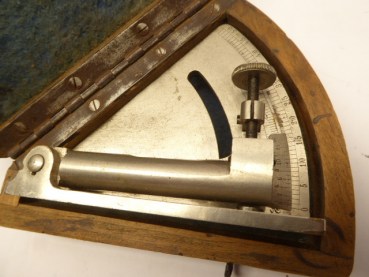 Antiker Libellenquadrant/Winkelmesser, Messgerät für die Artillerie, Simon & Co Suhl 1011 im Kasten