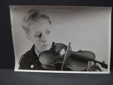 Photo HJ - "Hitler boy playing the violin" - Propaganda Department Stuttgart