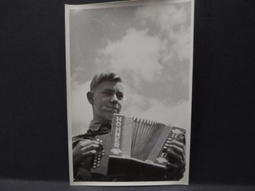 Foto HJ - "Hitler Junge beim Akkordeon spielen"  - Propaganda Abteilung Stuttgart