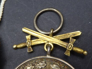 Fürstlicher Hausorden von Hohenzollern Goldene Ehrenmedaille mit Schwertern 3. Modell 2. Ausgabe