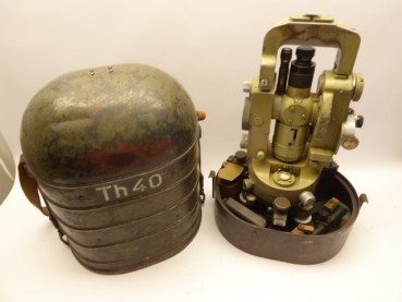Th 40 theodolite with manufacturer code cme and serial number 233983 in the box