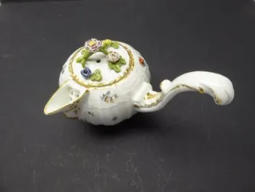 Meissen um 1745 / 1750 - Kännchen mit Konsolenausguß und hochgezogener rocailleverzierter Griff mit Brandensteinrelief