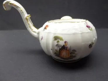 Meissen um 1745 / 1750 - Kännchen mit Konsolenausguß und hochgezogener rocailleverzierter Griff mit Brandensteinrelief