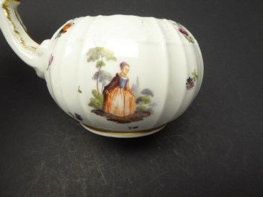Meissen around 1745/1750 - Jug with console spout and raised rocaille-decorated handle with firestone relief