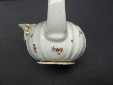 Meissen um 1745 / 1750 - Kännchen mit Konsolenausguß und hochgezogener rocailleverzierter Griff mit Brandensteinrelief