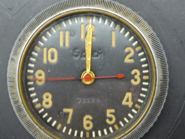 Russische Einbau - Uhr für Flugzeug oder Panzer oder LKW, inkl. Ständer