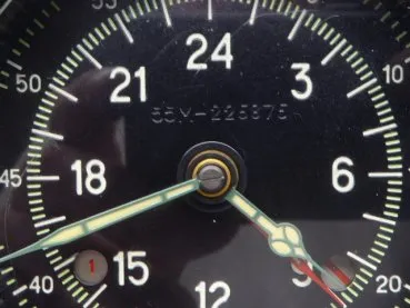 Russische Flieger Uhr mit extra Funktion, Bombenabwurfuhr ??