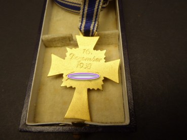 Mutterkreuz in Gold am Band im Etui. Hersteller Ziemer & Söhne Oberstein