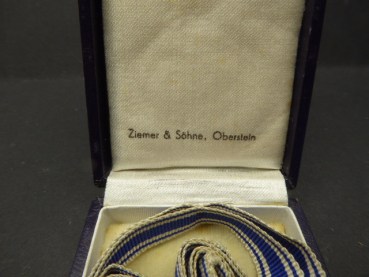 Mother's cross in gold on a ribbon in a case. Manufacturer Ziemer & Sons Oberstein