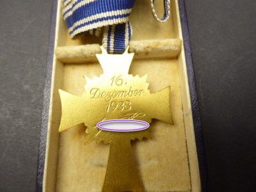 Mutterkreuz in Gold am Band im Etui. Hersteller A. Rettenmaier Schwäbisch Gmünd