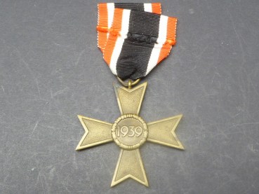 KVK - Kriegsverdienstkreuz 2. Klasse ohne Schwerter am Band mit Hersteller