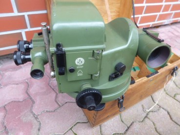 VEB Freiberger precision mechanics - balloon theodolite with accessories in the box