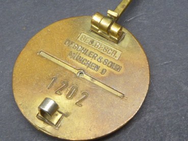 Golden party badge - large version with manufacturer Deschler & Sohn Munich 9