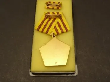 DDR NVA Kampforden "Für Verdienste um Volk und Vaterland" 1. Modell in Gold (900er Silber vergoldet)