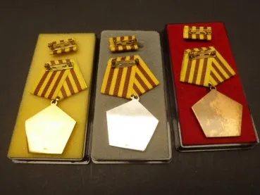 DDR NVA Kampforden "Für Verdienste um Volk und Vaterland" 1. Modell in Gold + Silber + Bronze