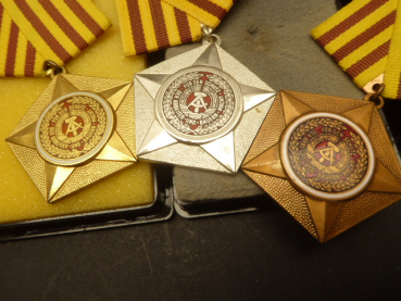DDR NVA Kampforden "Für Verdienste um Volk und Vaterland" 1. Modell in Gold + Silber + Bronze