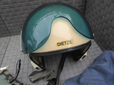 DDR NVA - Zwei getragene Fliegerhelme + Foto - Kommodore des Jagdfliegergeschwader 9, Oberstleutnant Wolf Dietze