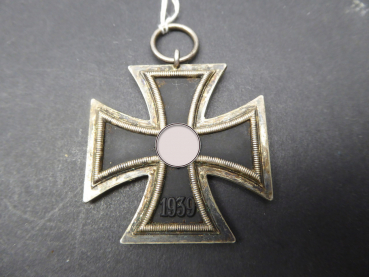 EK2 Eisernes Kreuz 2.Klasse 1939, Punze in der Öse, Hersteller 24 ( Arbeitsgemeinschaft der Hanauer Plakettenhersteller, Hanau a. Main)