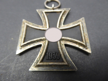 EK2 Eisernes Kreuz 2.Klasse 1939, Punze in der Öse, Hersteller 24 ( Arbeitsgemeinschaft der Hanauer Plakettenhersteller, Hanau a. Main)