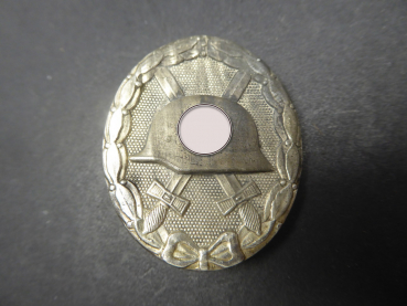 VWA wound badge in silver with manufacturer 26