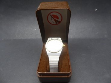 Ruhla - Geschenk-Uhr für Kampftruppen mit Inschrift "Ehrengeschenk Zentralkomitee der SED"