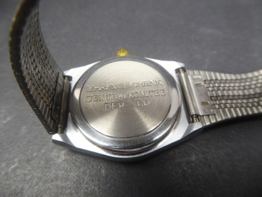 Ruhla - Geschenk-Uhr für Kampftruppen mit Inschrift "Ehrengeschenk Zentralkomitee der SED"
