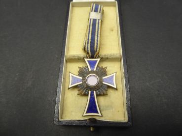 Mother's cross in bronze on a ribbon in a case. - Manufacturer Franz Reischauer Oberstein