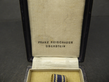 Mother's cross in bronze on a ribbon in a case. - Manufacturer Franz Reischauer Oberstein