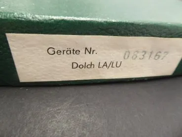 DDR NVA Heeres Dienstdolch mit gravierter Scheide + Gehänge + Garantieurkunde von 1991 in Schachtel, nummerngleich