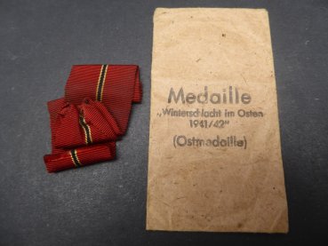 Tüte zur Medaille Winterschlacht im Osten 1941/42 (Ostmedaille) + Band vom Hersteller 138 - Julius Maurer, Oberstein