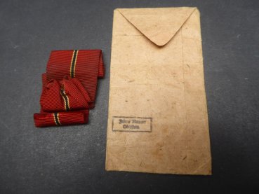 Bag for the medal winter battle in the east 1941/42 (east medal) + ribbon from the manufacturer 138 - Julius Maurer, Oberstein
