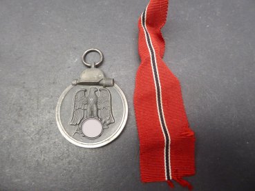 Orden / Medaille Winterschlacht im Osten 1941/42 (Ostmedaille) + Band vom Hersteller 76 - Ernst L. Müller, Pforzheim