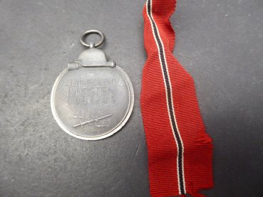 Orden / Medaille Winterschlacht im Osten 1941/42 (Ostmedaille) + Band vom Hersteller 76 - Ernst L. Müller, Pforzheim