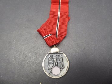 Orden / Medaille Winterschlacht im Osten 1941/42 (Ostmedaille) + Band vom Hersteller 85 - Julius Pietsch, Gablonz