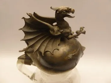 Große Schenkkanne mit Drachen bzw. Greif, ca. 30 cm