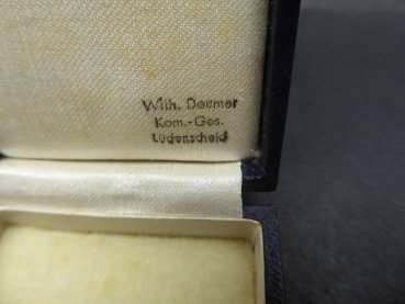 Etui zum Mutterkreuz in Gold - Hersteller Deumer Lüdenscheid