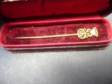 Gift pin with coat of arms of the von Richthofen family in a case, 750 gold