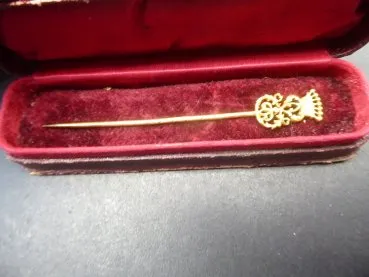 Geschenknadel mit Wappen der Familie von Richthofen im Etui, 750er Gold