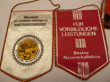 Lot von 12 Wimpel DDR NVA - Truppenteil "Anton Fischer" "Monsun " "Zoll" "Ehrenparade 1989" usw.