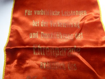 DDR NVA Fahnenschleife / Wimpel - "Für vorbildliche Leistung und Durchführung der Ehrenparade" 25 Jahre DDR, Berlin