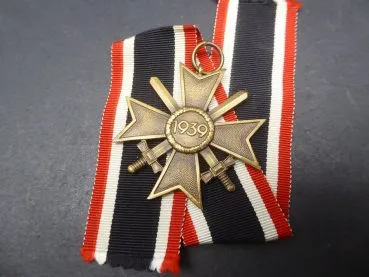 KVK Kriegsverdienstkreuz 2. Klasse mit Schwerter am Band, Buntmetall