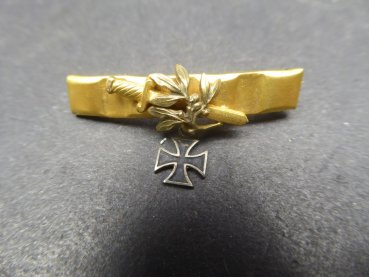 Patriotic brooch with applied oak leaves with sword + iron cross as a pendant WWI