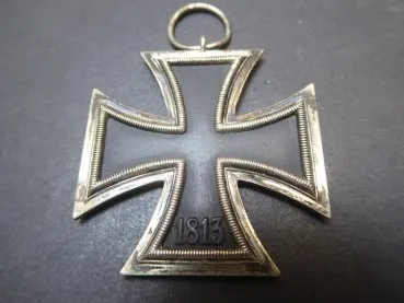 EK2 Iron Cross 2nd Class 1939 from the manufacturer 109 for Walter & Henlein on the assembly line