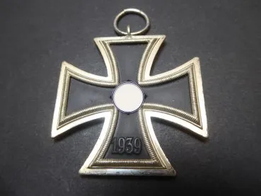 EK2 Iron Cross 2nd Class 1939 from the manufacturer 109 for Walter & Henlein on the assembly line