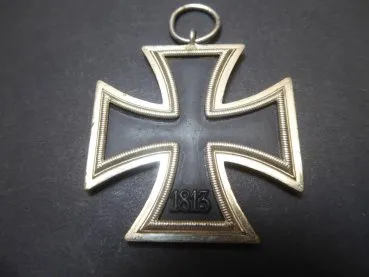 EK2 Iron Cross 2nd Class 1939 from the manufacturer 109 for Walter & Henlein on the assembly line