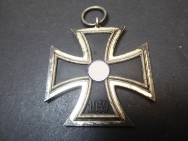 EK2 Iron Cross 2nd Class 1939 from the manufacturer 100 for Wächtler & Lange on the assembly line