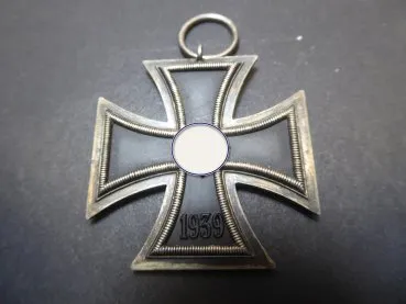 EK2 Eisernes Kreuz 2. Klasse 1939, Hersteller 27 Maria Schenkl am Band